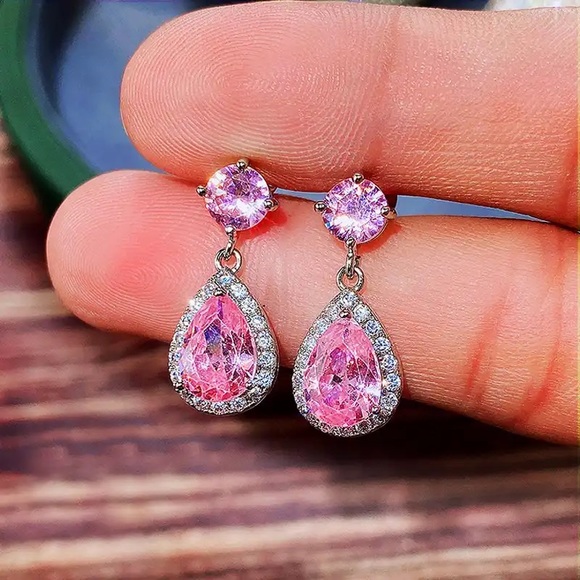 ♦️SALE♦️🌟2/$25🌟Bright Pink Crystal Zirconia Drop Earrings - Picture 4 of 12